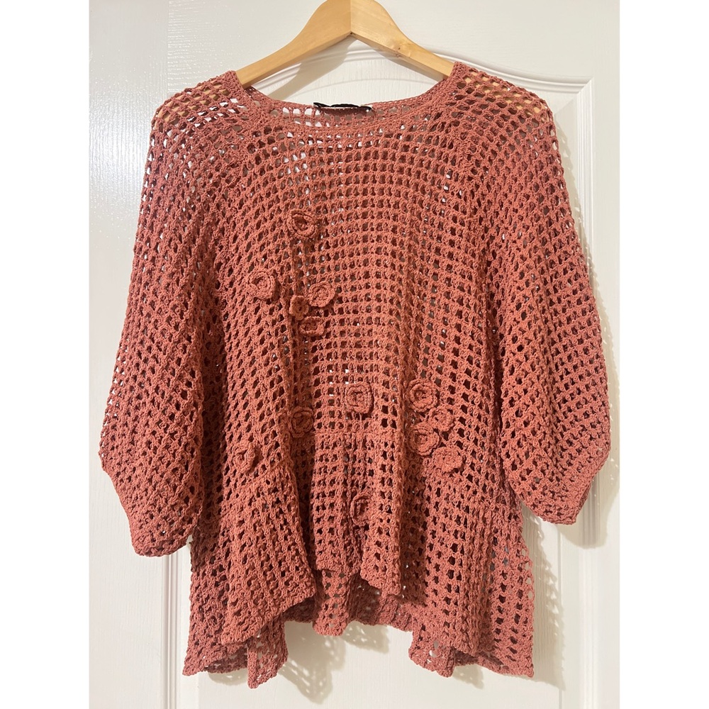 This mesmerizing shirt will always be on top, while on top of you